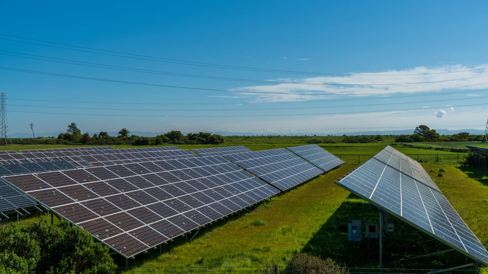 Painéis solares instalados em residência de Cuiabá